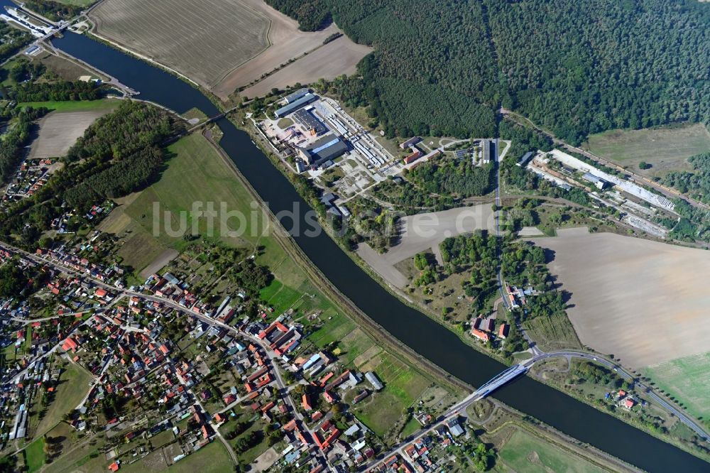 Luftaufnahme Güsen - Uferbereiche am Flußverlauf des Elbe-Havel-Kanal in Güsen im Bundesland Sachsen-Anhalt, Deutschland