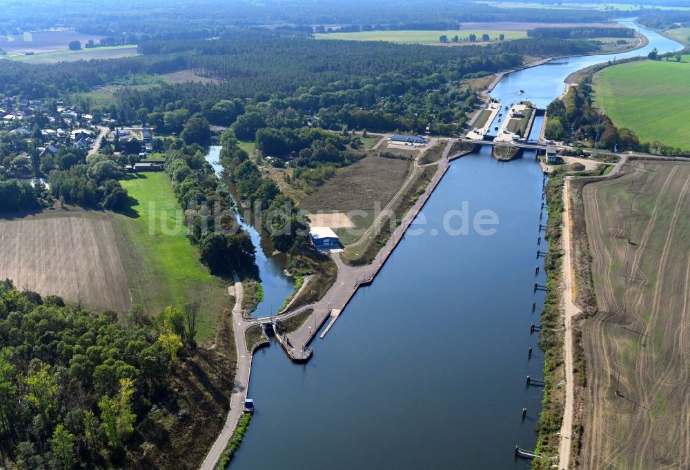 Güsen von oben - Uferbereiche am Flußverlauf des Elbe-Havel-Kanal in Güsen im Bundesland Sachsen-Anhalt, Deutschland