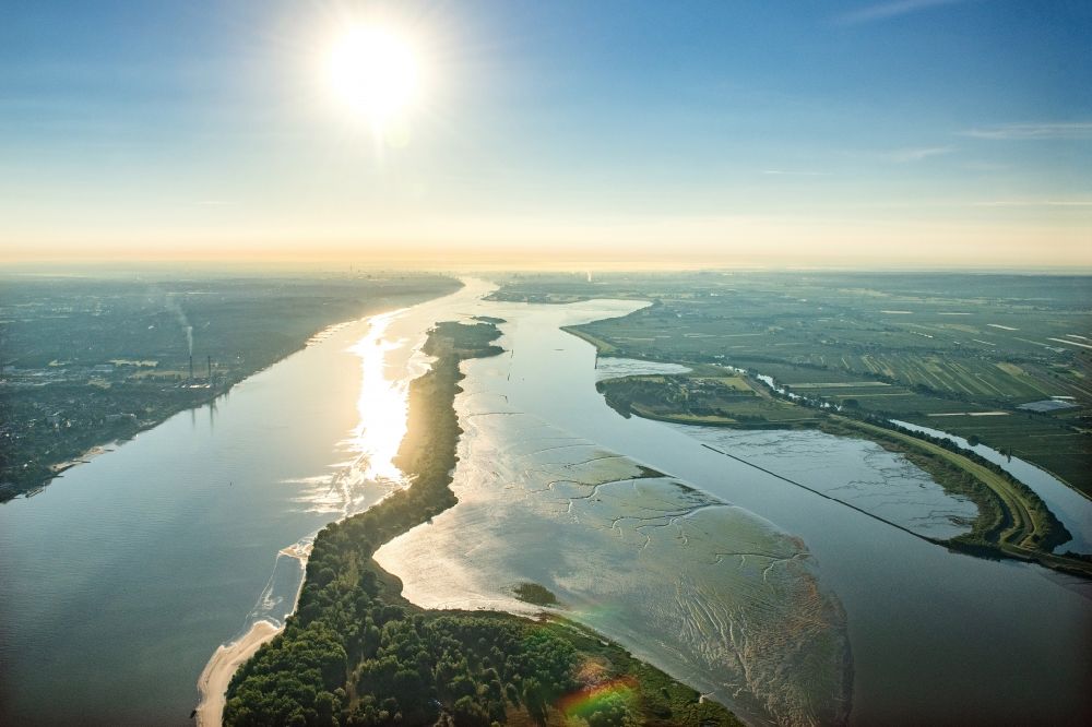 Jork von oben - Uferbereiche am Flußverlauf der Elbe in Jork im Bundesland Niedersachsen, Deutschland