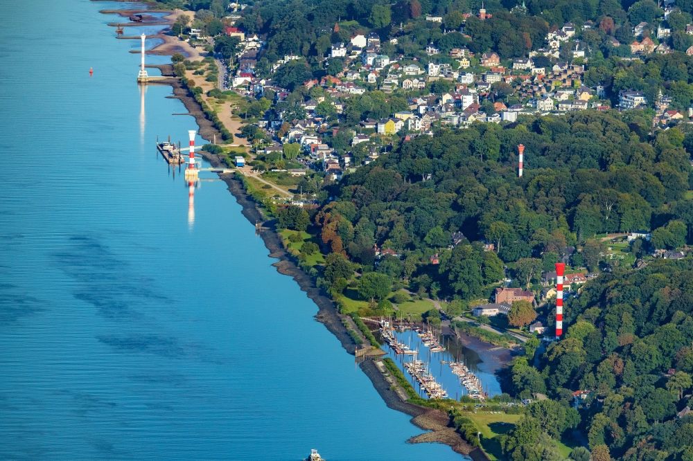 Luftaufnahme Hamburg - Uferbereiche am Flußverlauf der Elbe im Ortsteil Blankenese in Hamburg, Deutschland