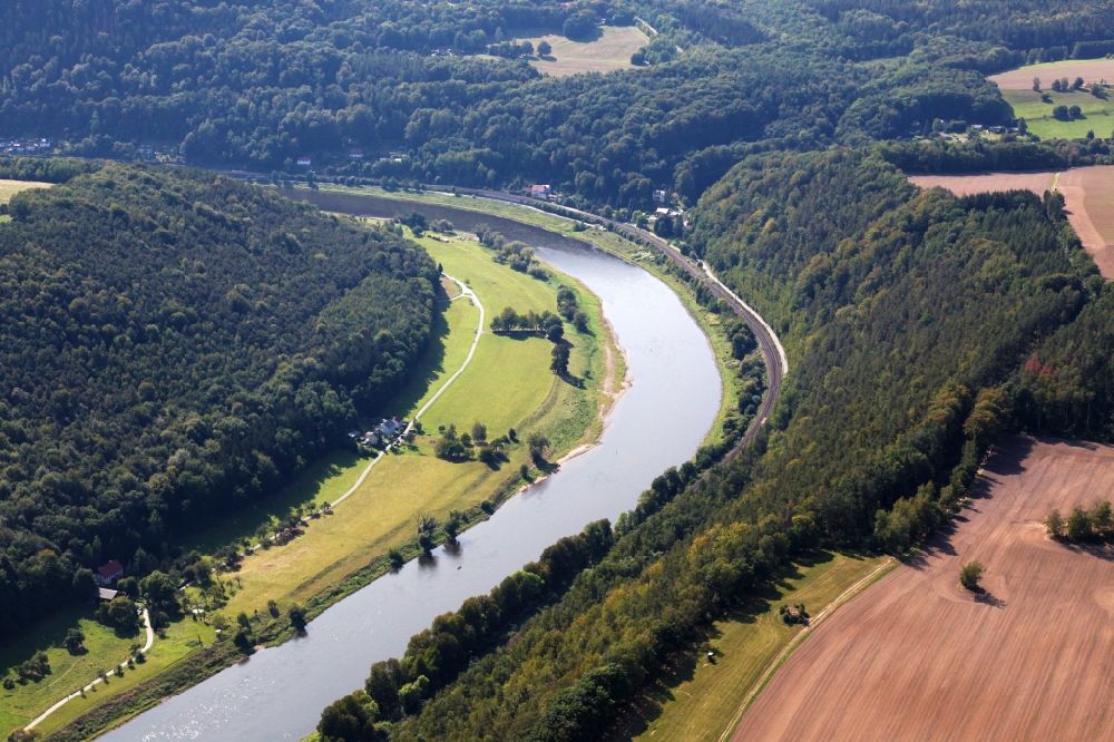 Weissig von oben - Uferbereiche am Flußverlauf der Elbe in Weissig im Bundesland Sachsen, Deutschland