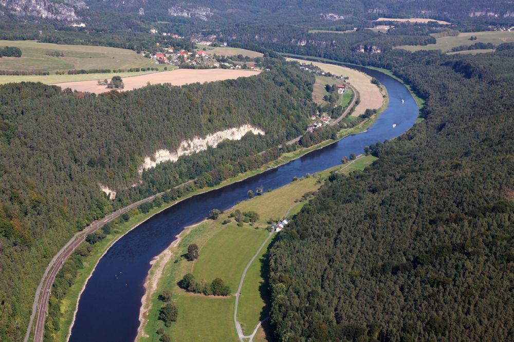 Luftaufnahme Weissig - Uferbereiche am Flußverlauf der Elbe in Weissig im Bundesland Sachsen, Deutschland