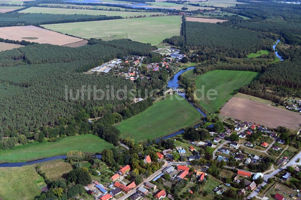 Damm von oben - Uferbereiche am Flußverlauf der Elde in Damm im Bundesland Mecklenburg-Vorpommern, Deutschland