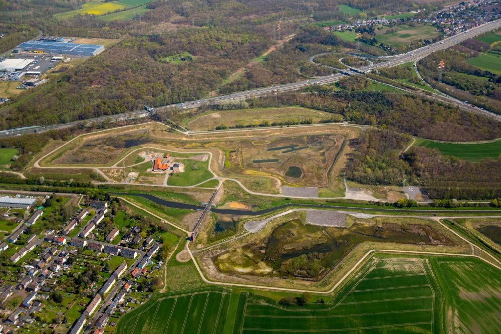 Luftbild Castrop-Rauxel - Uferbereiche am Flußverlauf der Emscher mit neu gebauten Regenrückhaltebecken in Castrop-Rauxel im Bundesland Nordrhein-Westfalen