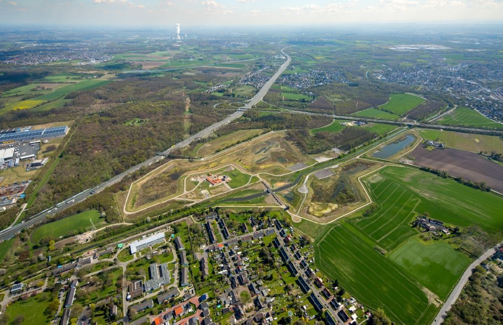 Luftaufnahme Castrop-Rauxel - Uferbereiche am Flußverlauf der Emscher mit neu gebauten Regenrückhaltebecken in Castrop-Rauxel im Bundesland Nordrhein-Westfalen