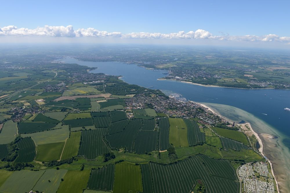 Laboe von oben - Uferbereiche am Flußverlauf Förde in Laboe im Bundesland Schleswig-Holstein