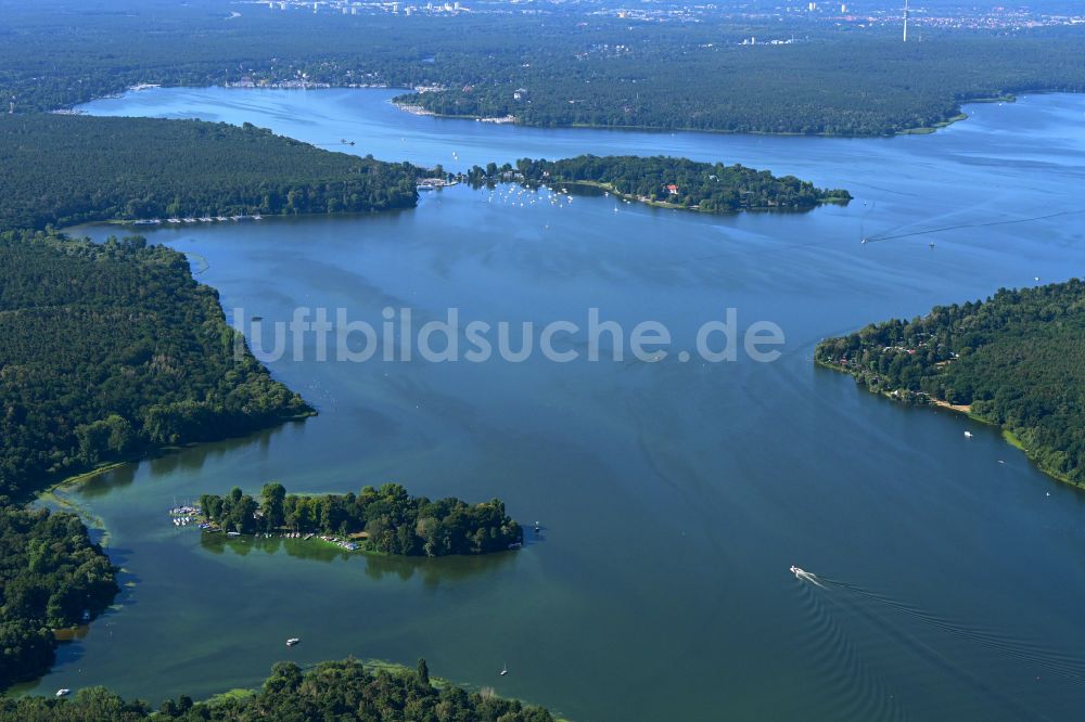 Luftbild Berlin - Uferbereiche am Flußverlauf der Havel an der See- Insel Lindwerder in Berlin, Deutschland