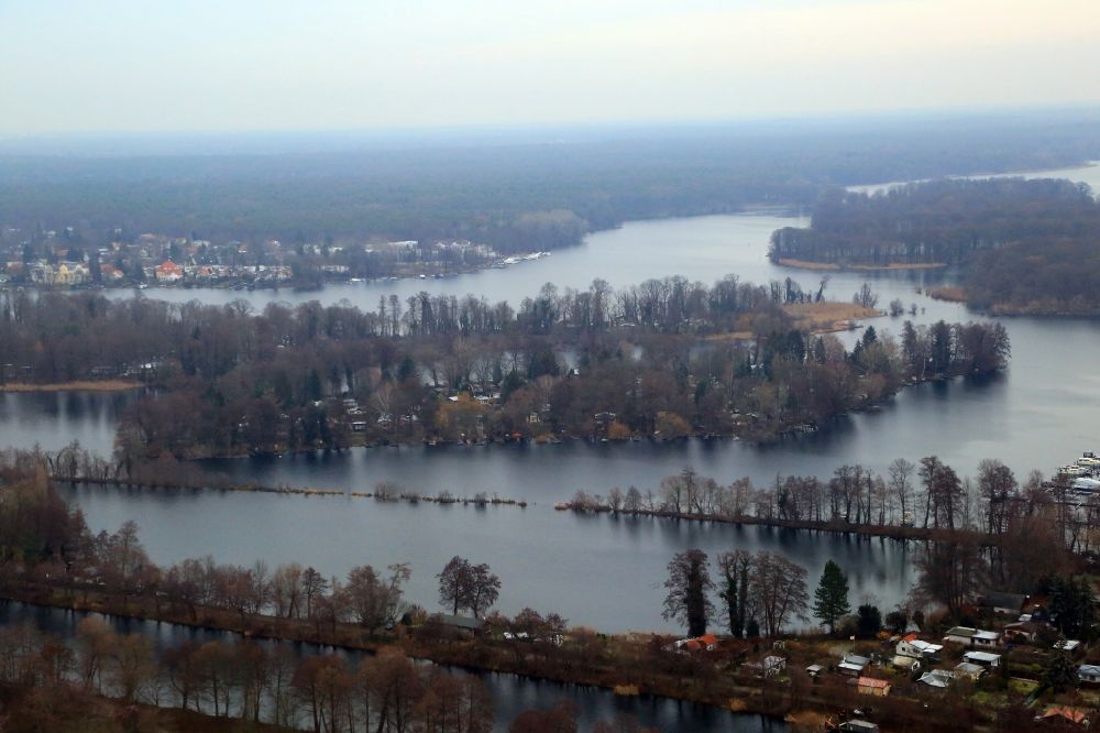 Luftaufnahme Berlin - Uferbereiche am Flußverlauf der Havel am Tegeler See mit der Insel Maienwerder im Ortsteil Reinickendorf in Berlin, Deutschland