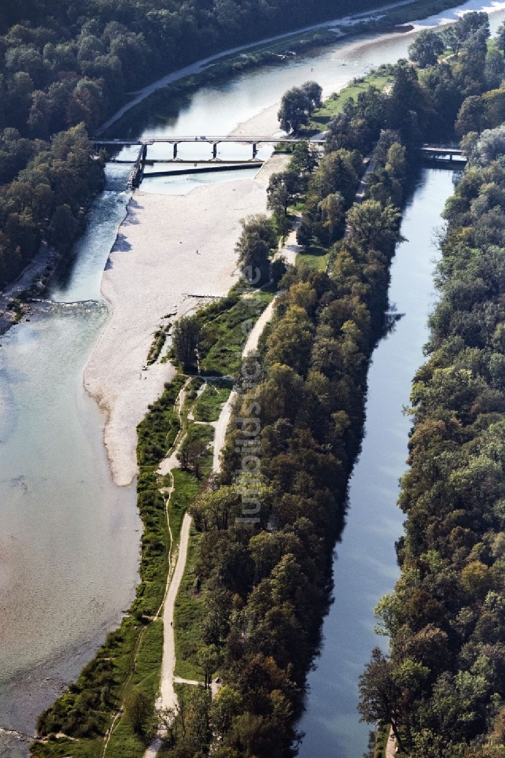Luftbild München - Uferbereiche am Flußverlauf der Isar und des Isarwerkkanal in München im Bundesland Bayern, Deutschland