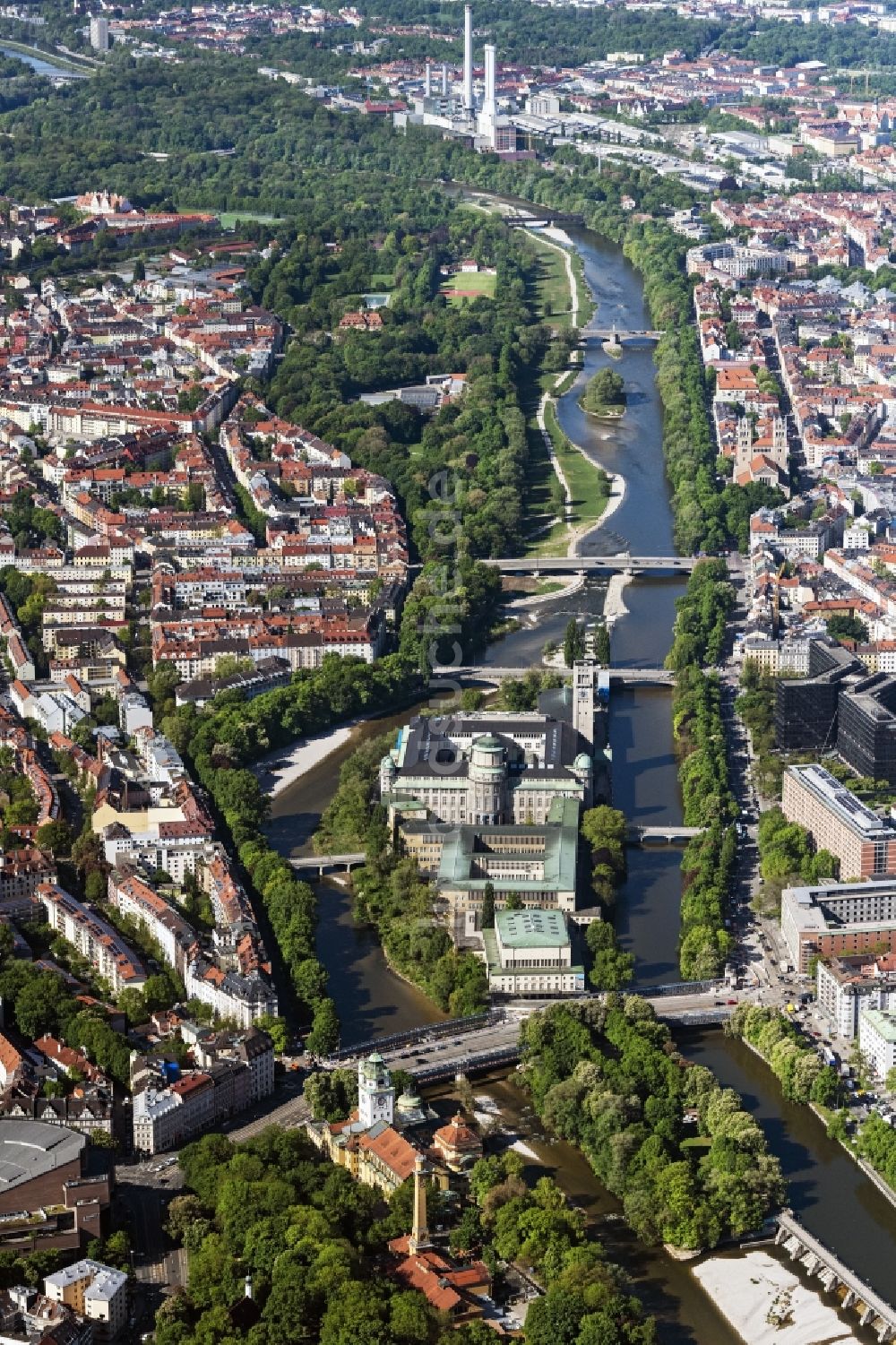 Luftaufnahme München - Uferbereiche am Flußverlauf der Isar in München im Bundesland Bayern, Deutschland