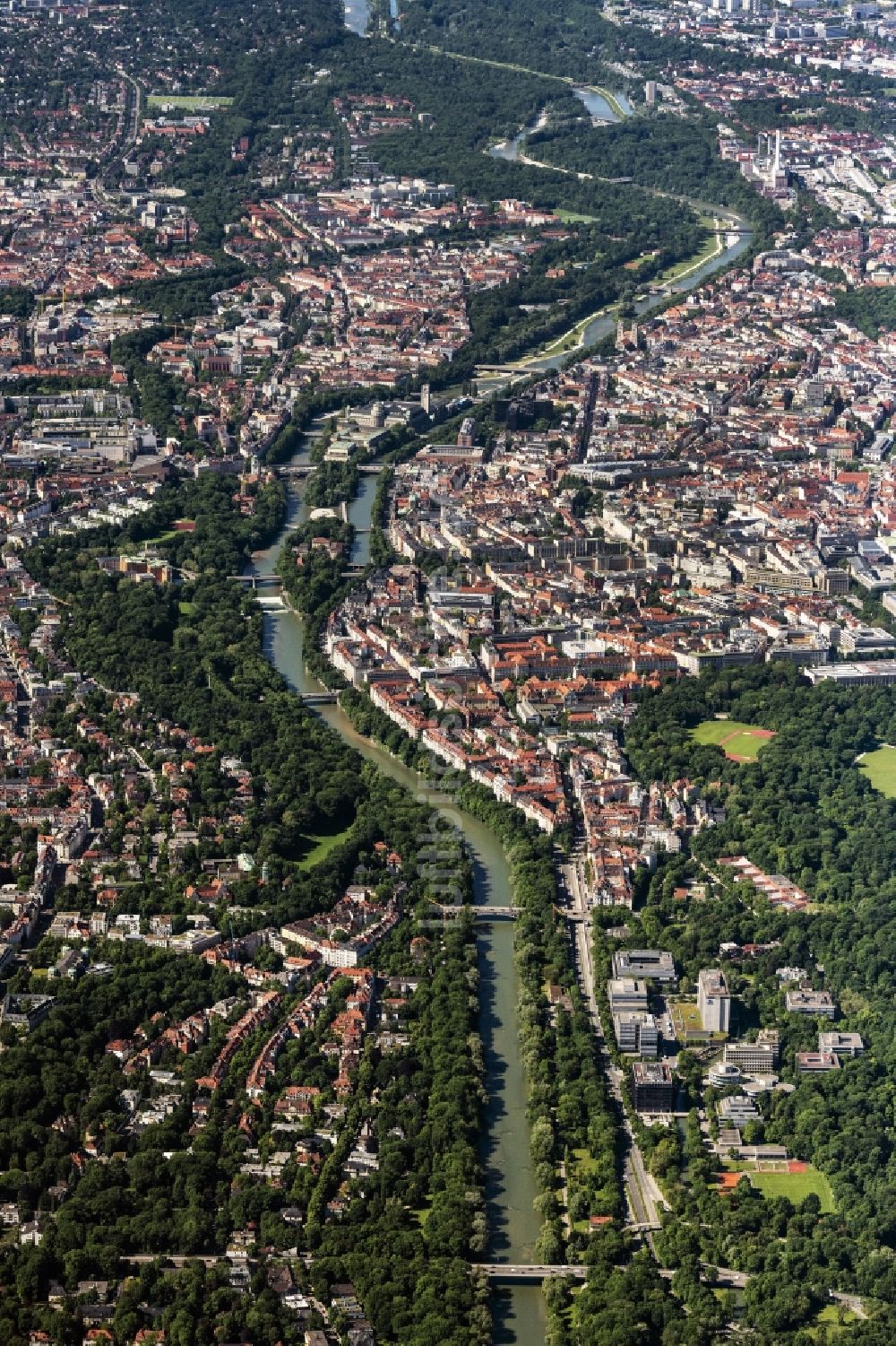 München aus der Vogelperspektive: Uferbereiche am Flußverlauf der Isar in München im Bundesland Bayern, Deutschland