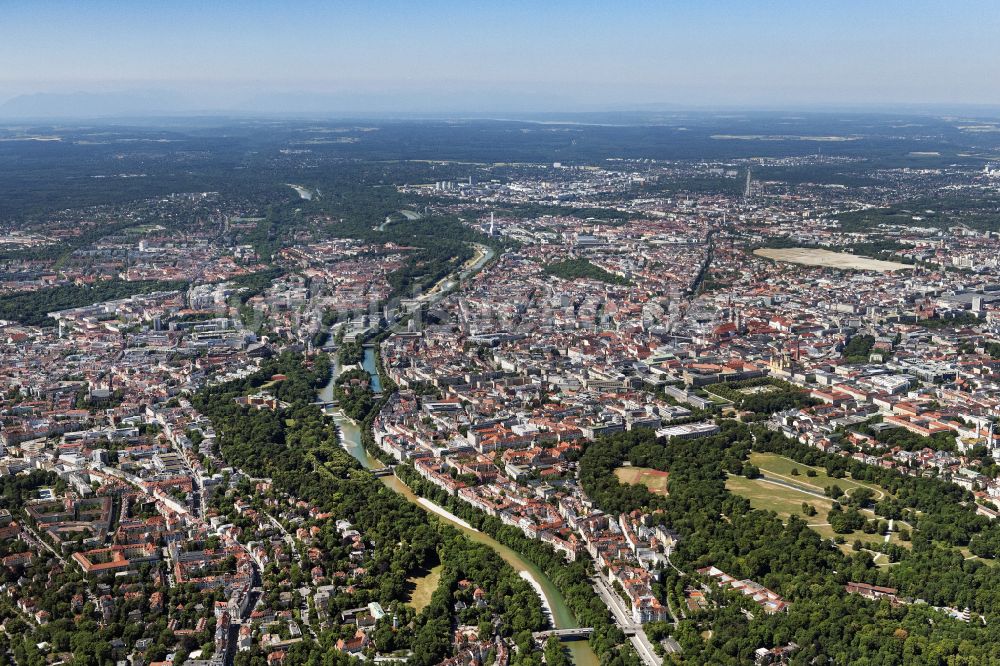 München aus der Vogelperspektive: Uferbereiche am Flußverlauf der Isar in München im Bundesland Bayern, Deutschland