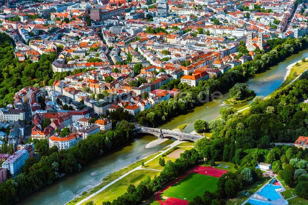 Luftaufnahme München - Uferbereiche am Flußverlauf der Isar im Ortsteil Ludwigsvorstadt-Isarvorstadt in München im Bundesland Bayern, Deutschland