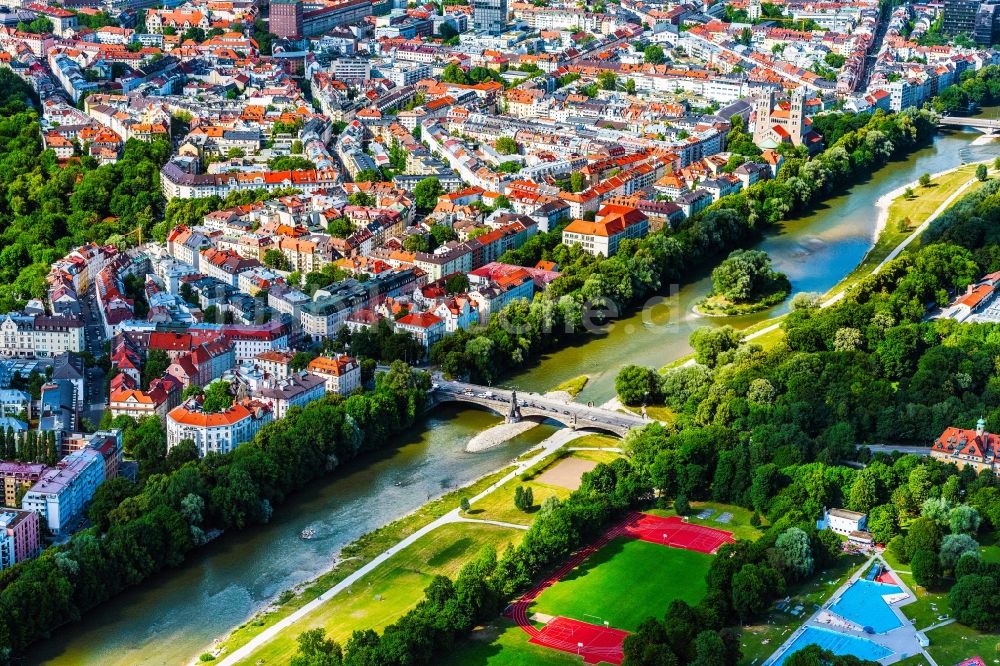 München von oben - Uferbereiche am Flußverlauf der Isar im Ortsteil Ludwigsvorstadt-Isarvorstadt in München im Bundesland Bayern, Deutschland