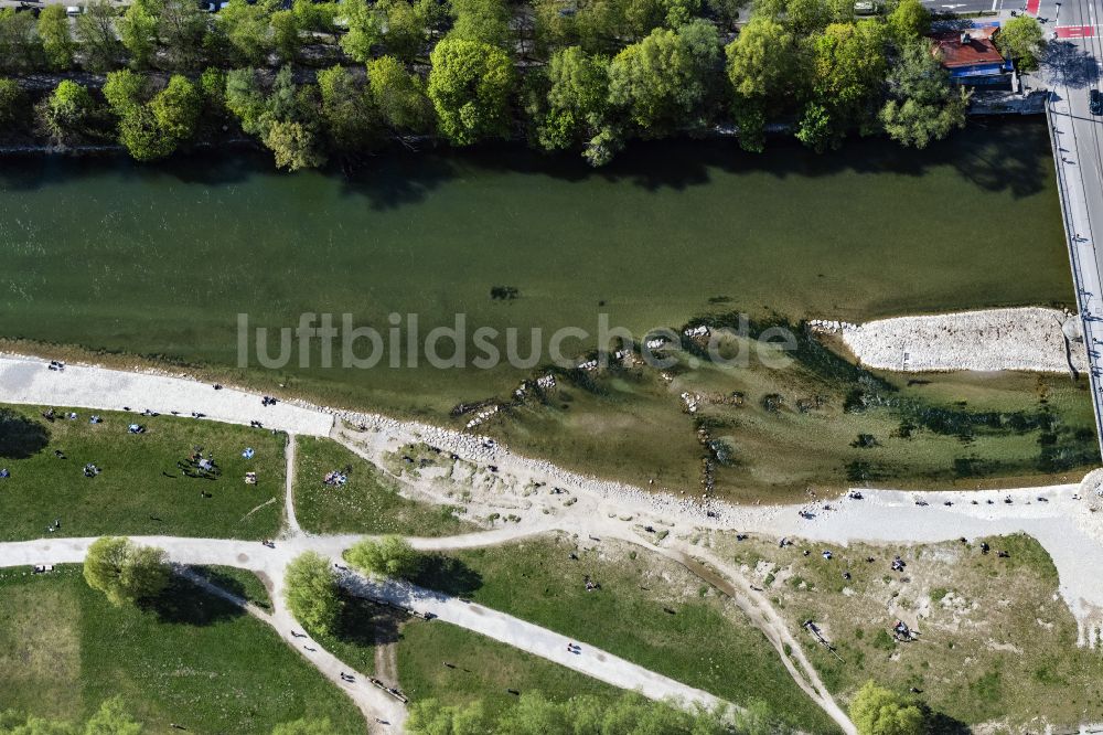 Luftaufnahme München - Uferbereiche am Flußverlauf der Isar an der Reichenbachbrücke in München im Bundesland Bayern, Deutschland