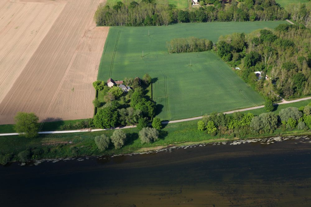 Luftbild Nevoy - Uferbereiche am Flußverlauf an landwirtschaftlich genutzen Feldern in Nevoy in Centre, Frankreich