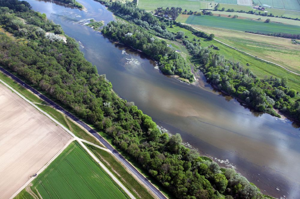 Luftbild Saint-Pere-sur-Loire - Uferbereiche am Flußverlauf der Loire in Saint-Pere-sur-Loire in Centre, Frankreich