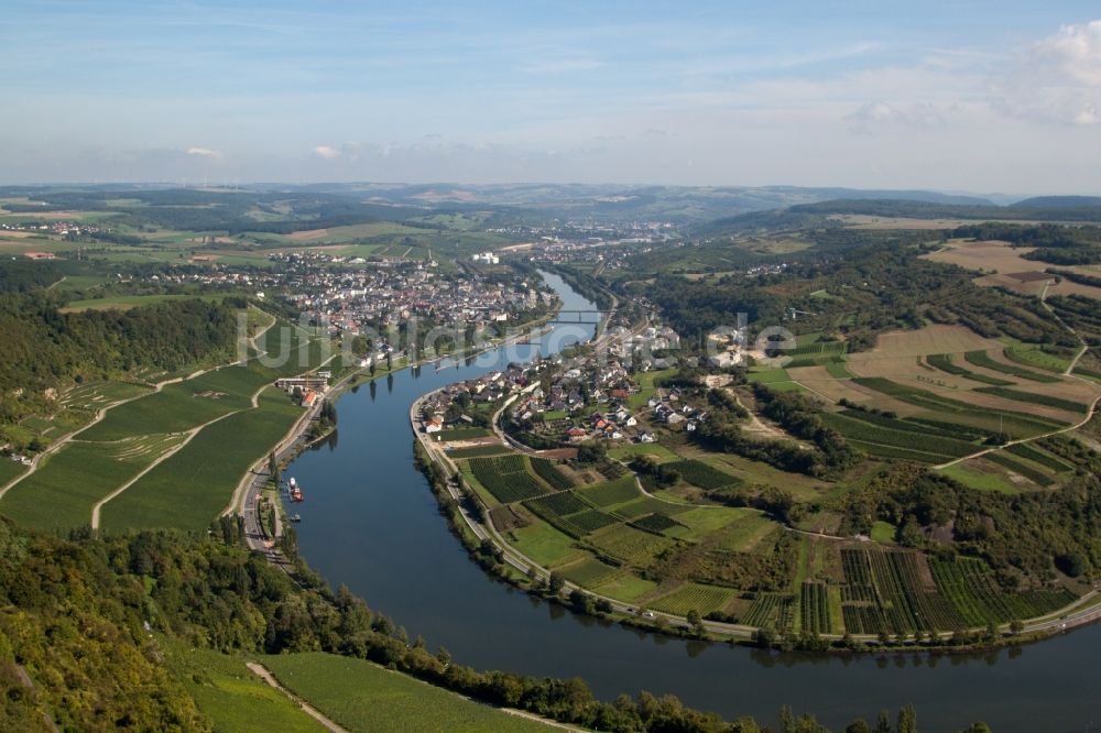 Wellen aus der Vogelperspektive: Uferbereiche am Flußverlauf der Mosel in Wellen im Bundesland Rheinland-Pfalz