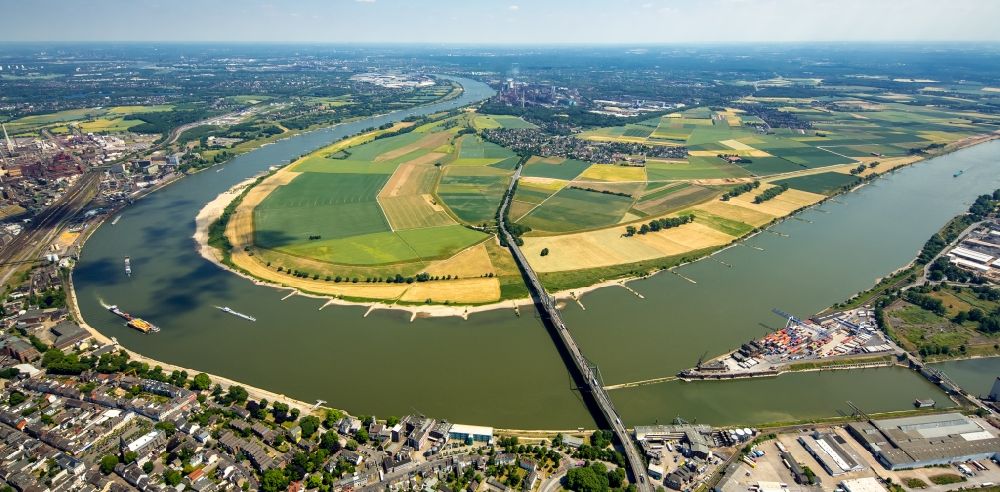 Krefeld von oben - Uferbereiche am Flußverlauf der neuen Rheindeiche an der Brücke der Bundesstraße 288 in Krefeld im Bundesland Nordrhein-Westfalen