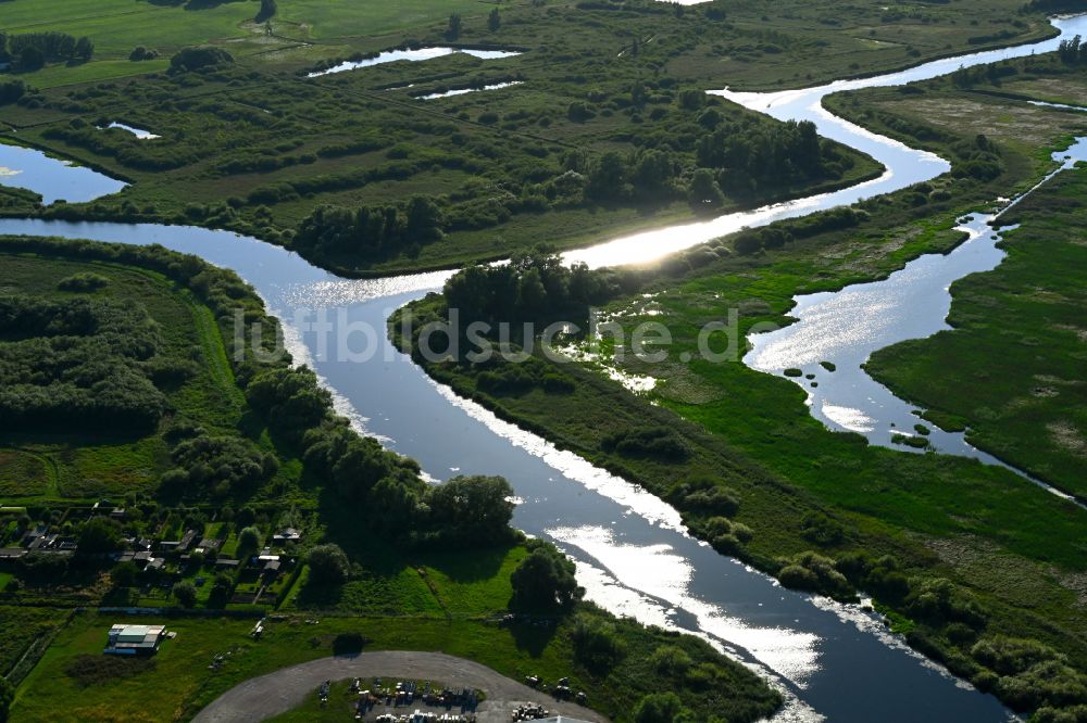 Demmin von oben - Uferbereiche am Flußverlauf der Peene in Demmin im Bundesland Mecklenburg-Vorpommern, Deutschland