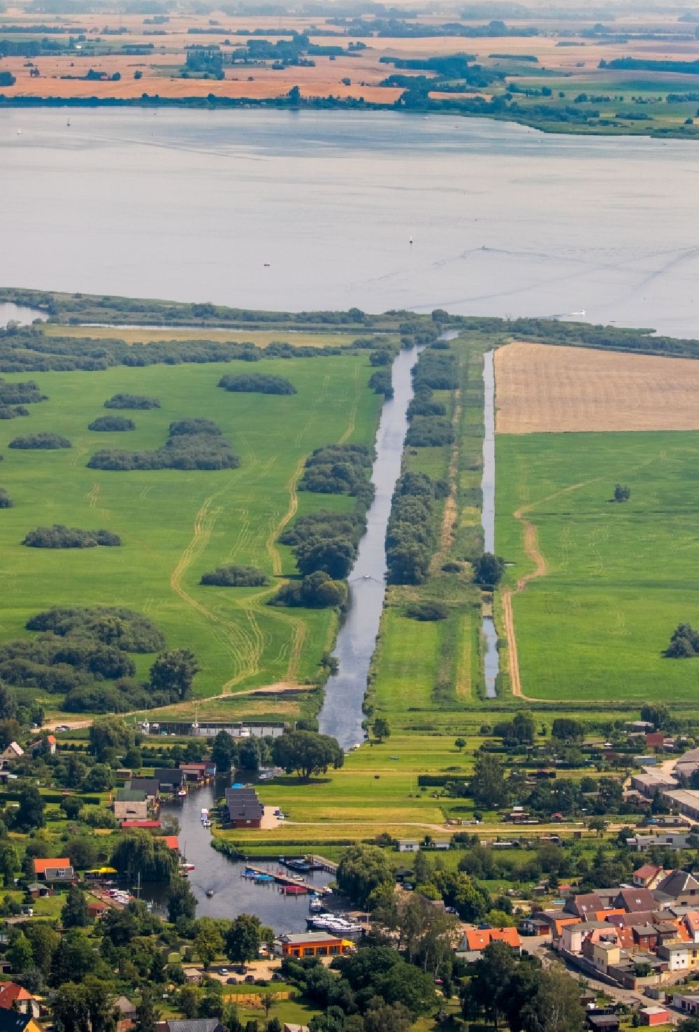 Luftaufnahme Neukalen - Uferbereiche am Flußverlauf der Peene in Neukalen im Bundesland Mecklenburg-Vorpommern