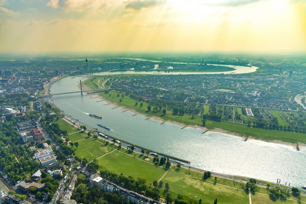 Düsseldorf aus der Vogelperspektive: Uferbereiche am Flußverlauf des Rhein in Düsseldorf im Bundesland Nordrhein-Westfalen, Deutschland