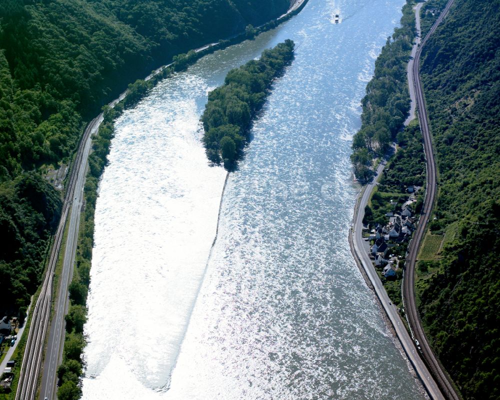 Luftbild Fellen - Uferbereiche am Flußverlauf des Rhein in Fellen im Bundesland Rheinland-Pfalz, Deutschland