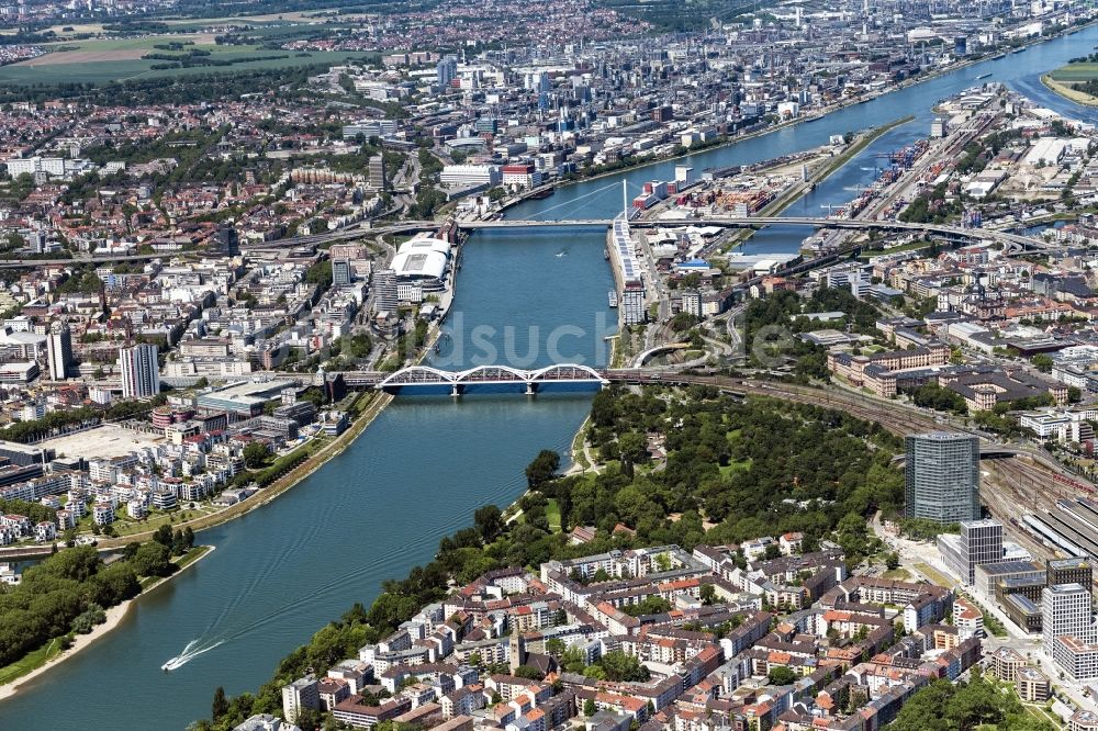 Luftaufnahme Ludwigshafen am Rhein - Uferbereiche am Flußverlauf des Rhein in Ludwigshafen am Rhein im Bundesland Rheinland-Pfalz und Mannheim im Bundesland Baden-Württemberg