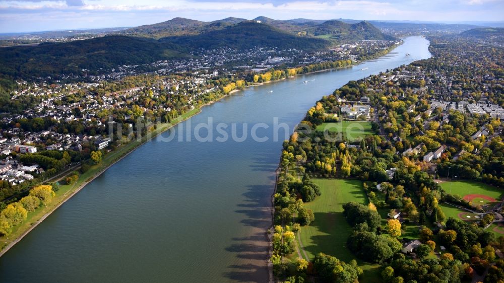 Bonn von oben - Uferbereiche am Flußverlauf des Rhein im Ortsteil Plittersdorf in Bonn im Bundesland Nordrhein-Westfalen, Deutschland