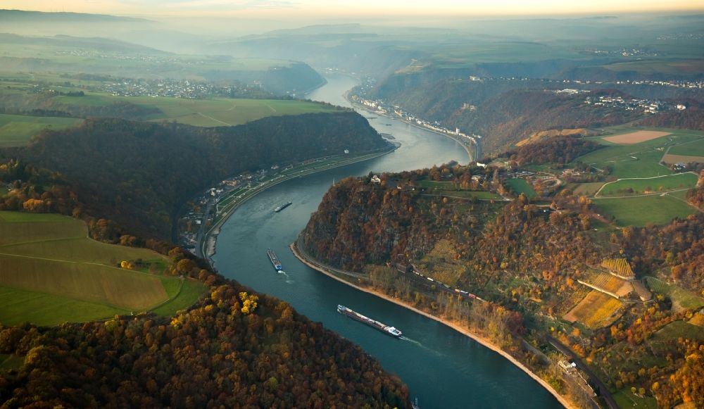 Sankt Goarshausen aus der Vogelperspektive: Uferbereiche am Flußverlauf Rhein in Sankt Goarshausen im Bundesland Rheinland-Pfalz