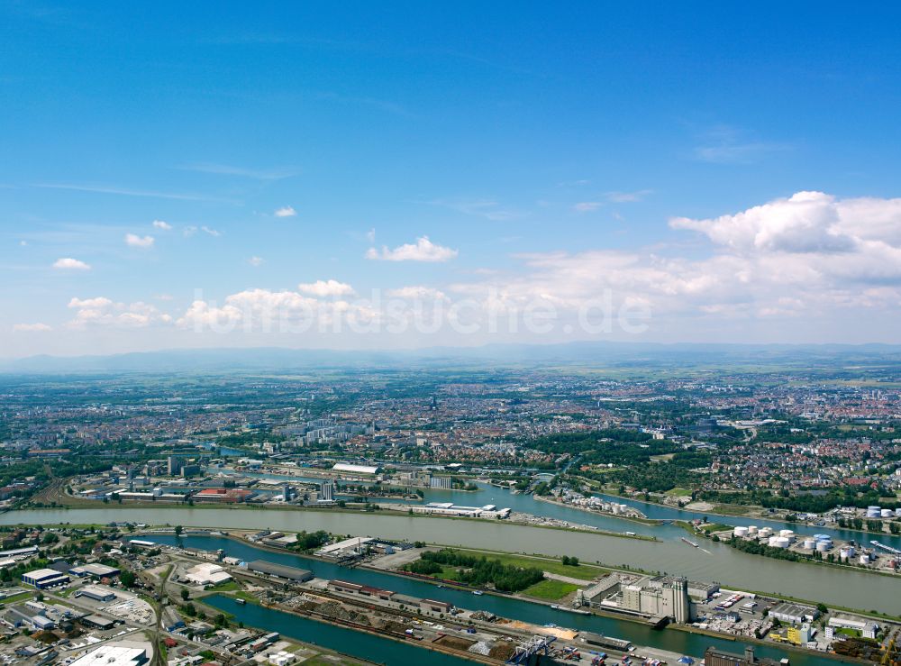 Luftbild Strasbourg - Uferbereiche am Flußverlauf des Rhein in Strasbourg - Straßburg in Grand Est, Frankreich