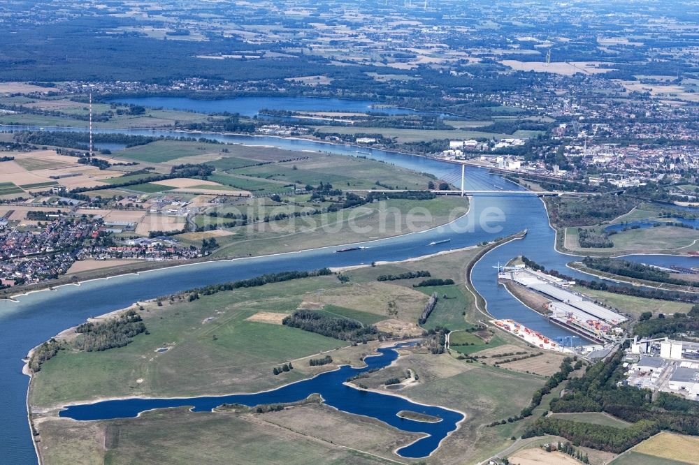 Wallach von oben - Uferbereiche am Flußverlauf des Rhein in Wallach im Bundesland Nordrhein-Westfalen, Deutschland