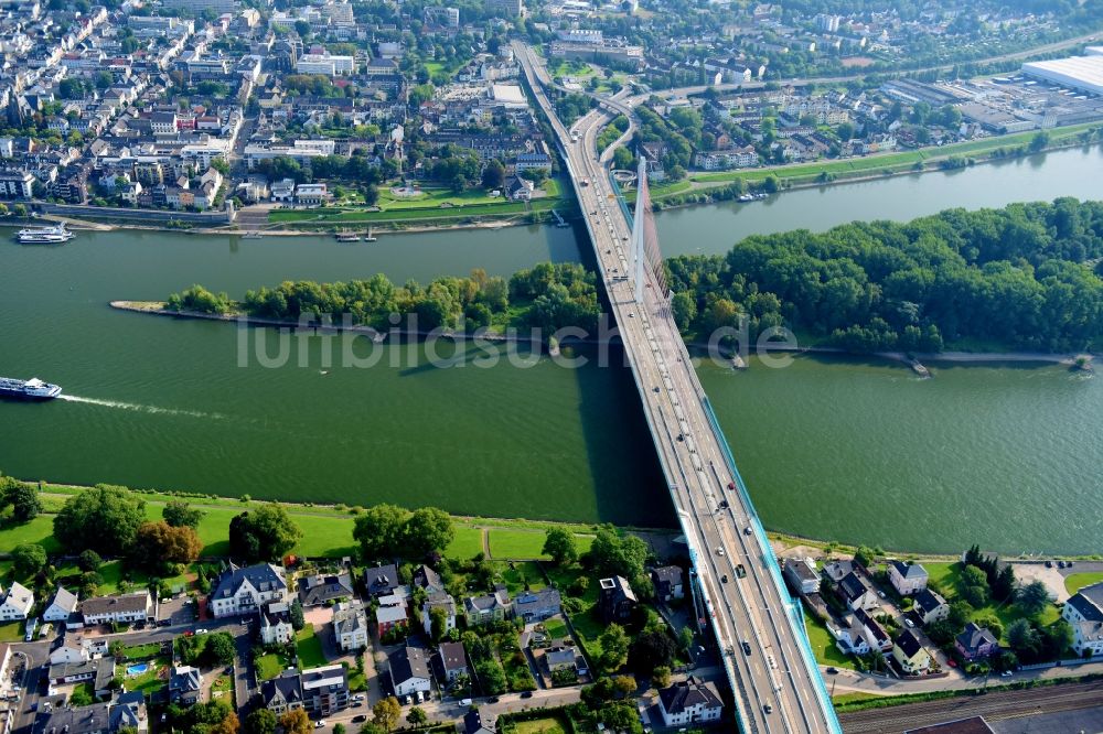 Weißenthurm aus der Vogelperspektive: Uferbereiche am Flußverlauf des Rhein in Weißenthurm im Bundesland Rheinland-Pfalz, Deutschland