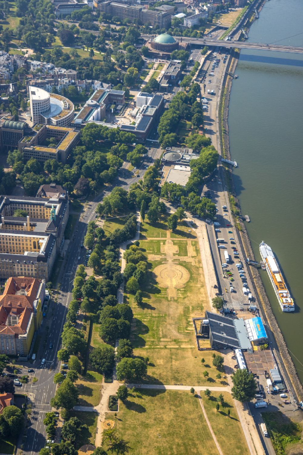 Luftaufnahme Düsseldorf - Uferbereiche am Flußverlauf des Rheins in Düsseldorf im Bundesland Nordrhein-Westfalen, Deutschland