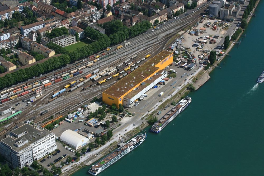 Luftbild Basel - Uferbereiche am Flußverlauf des Rheins entlang der Uferstrasse mit dem Holzpark und Schiffsanlegestelle in Basel, Schweiz