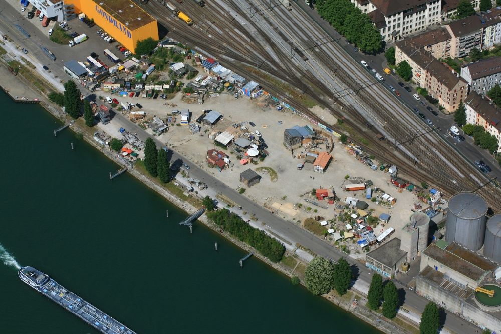 Basel von oben - Uferbereiche am Flußverlauf des Rheins entlang der Uferstrasse mit dem Holzpark und Schiffsanlegestelle in Basel, Schweiz