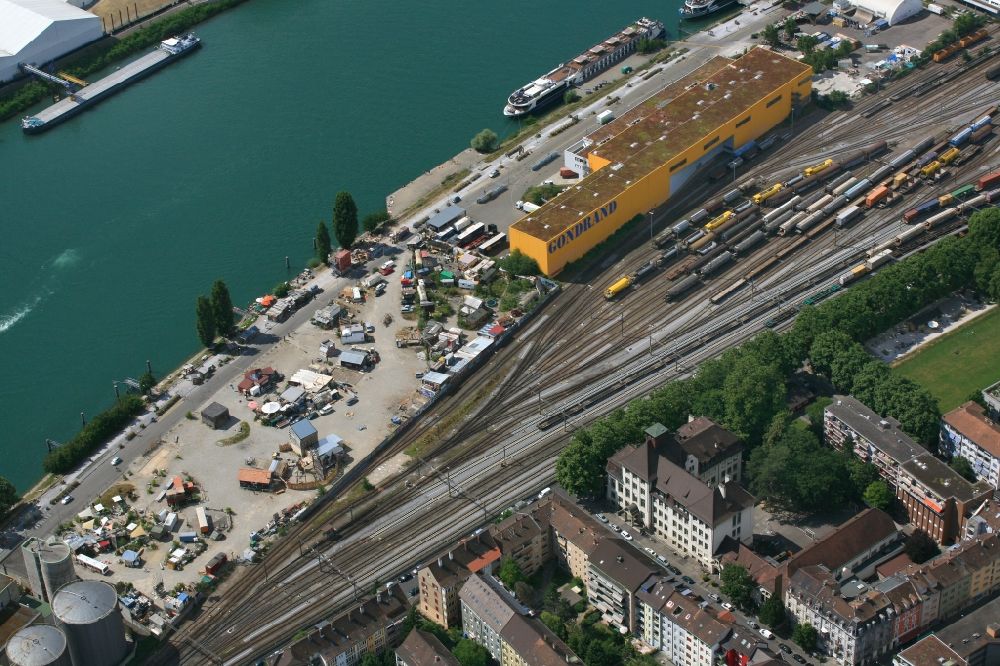 Luftaufnahme Basel - Uferbereiche am Flußverlauf des Rheins entlang der Uferstrasse mit dem Holzpark und Schiffsanlegestelle in Basel, Schweiz