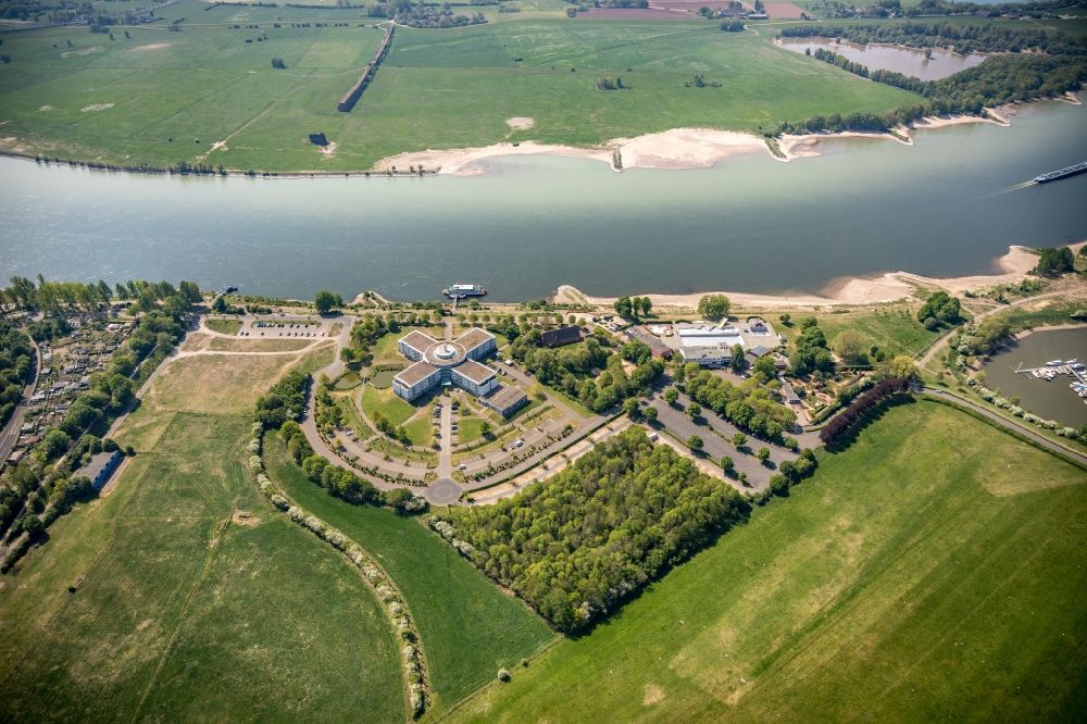 Luftaufnahme Wesel - Uferbereiche am Flussverlauf des Rheins mit Seitenarm und Yachthafen westlich von Wesel im Bundesland Nordrhein-Westfalen, Deutschland