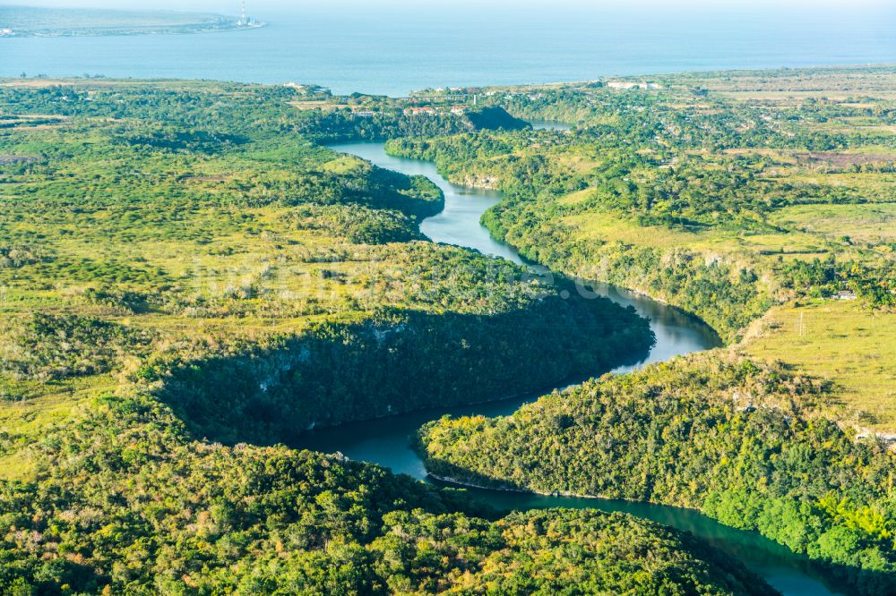 Matanzas von oben - Uferbereiche am Flußverlauf Rio Canimar Parc in Matanzas in Provinz Matanzas, Kuba