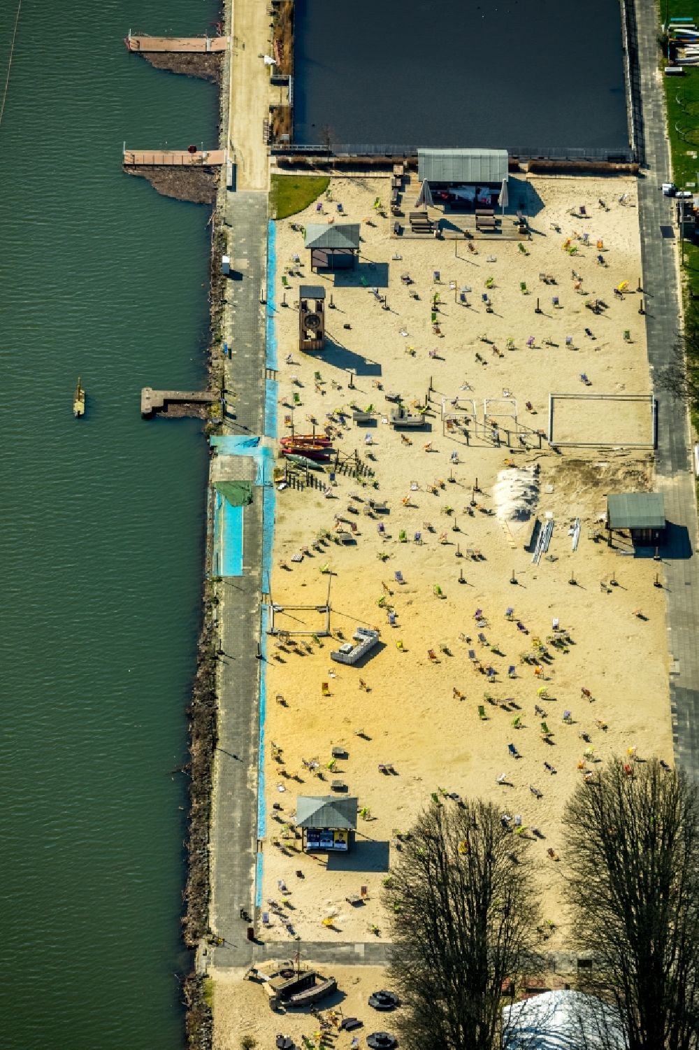 Luftaufnahme Essen - Uferbereiche am Flußverlauf der Ruhr im Bereich des Strandbades Seaside Beach Baldeney in Essen im Bundesland Nordrhein-Westfalen