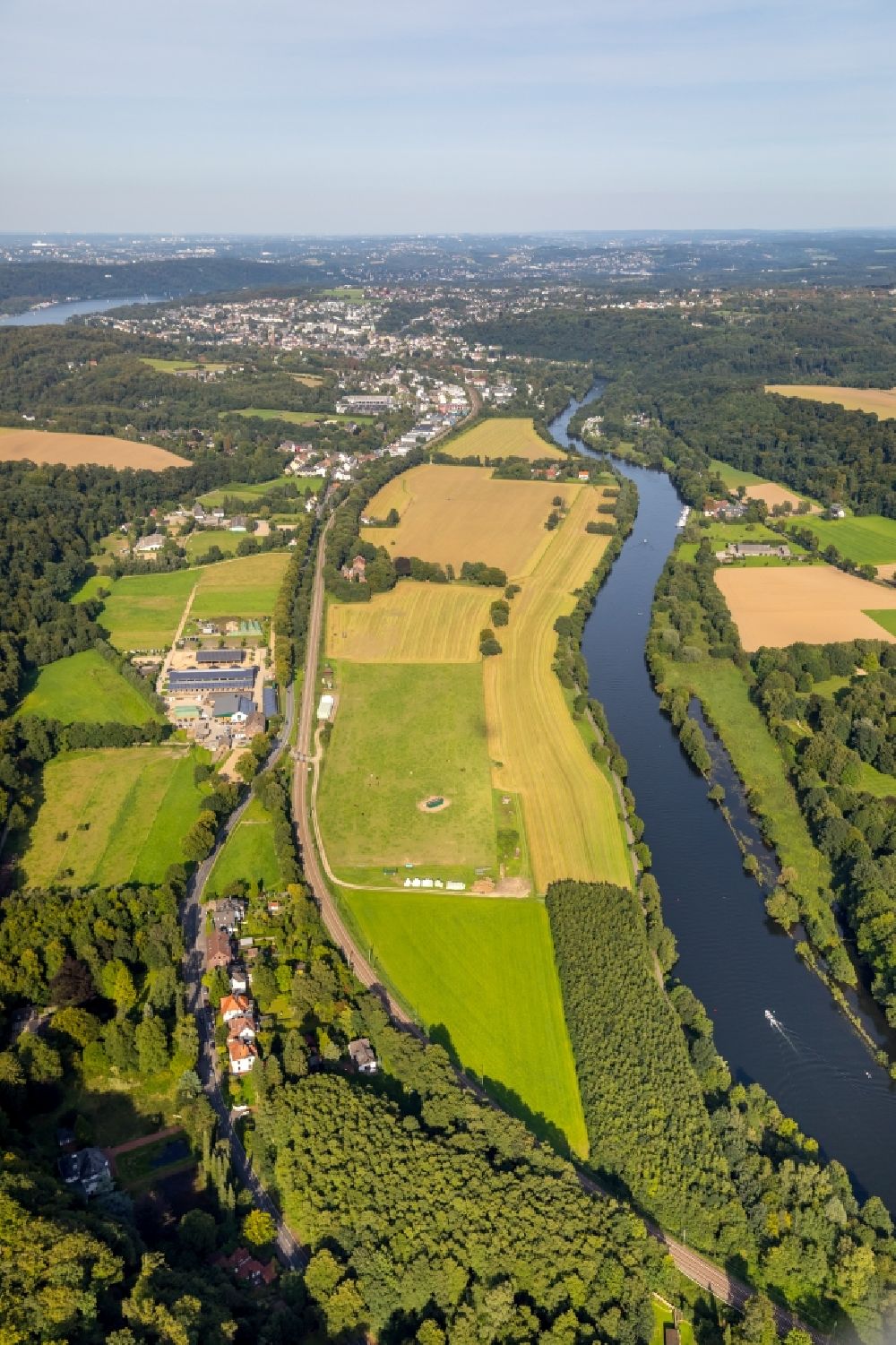 Luftbild Essen - Uferbereiche am Flußverlauf des Ruhr in Essen im Bundesland Nordrhein-Westfalen, Deutschland
