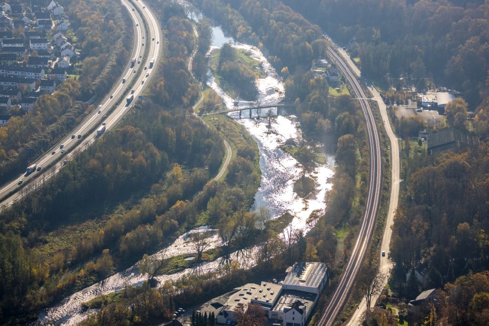 Luftaufnahme Neheim - Uferbereiche am Flußverlauf der Ruhr in Neheim im Bundesland Nordrhein-Westfalen, Deutschland