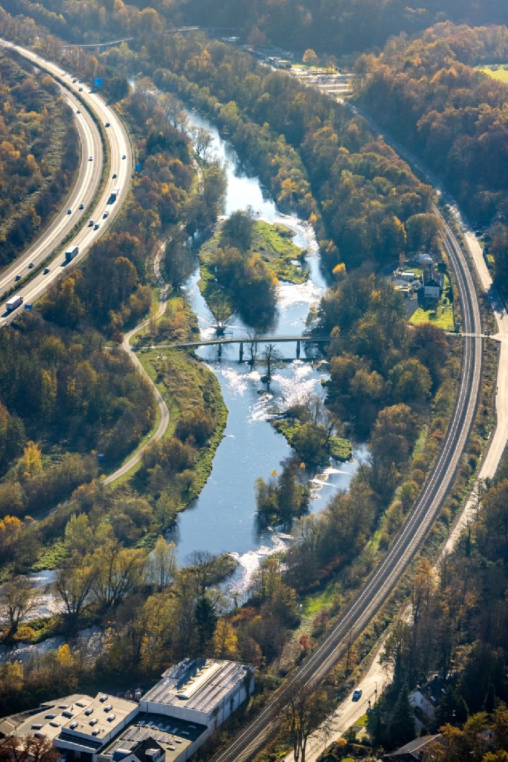 Neheim von oben - Uferbereiche am Flußverlauf der Ruhr in Neheim im Bundesland Nordrhein-Westfalen, Deutschland