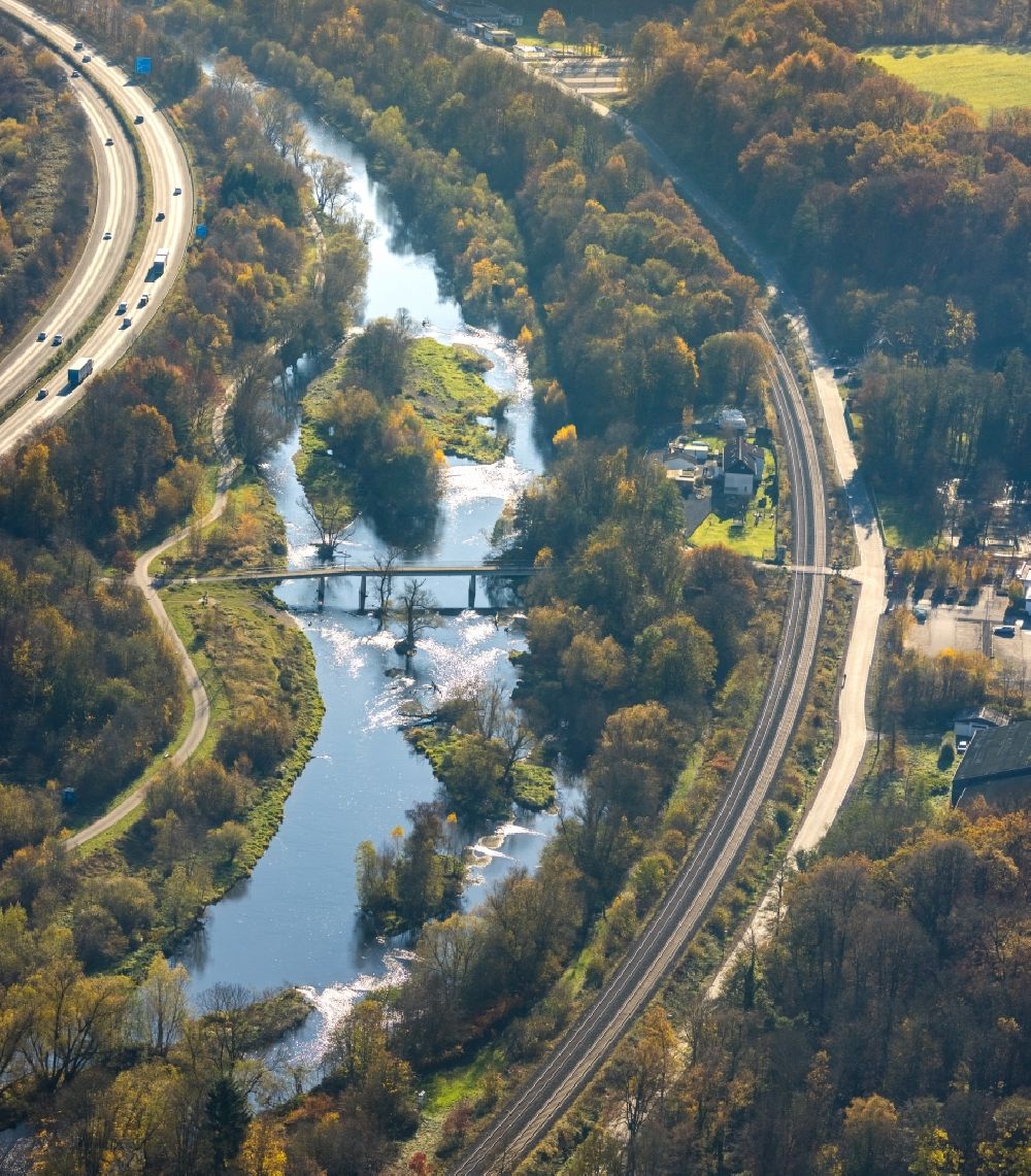 Neheim aus der Vogelperspektive: Uferbereiche am Flußverlauf der Ruhr in Neheim im Bundesland Nordrhein-Westfalen, Deutschland