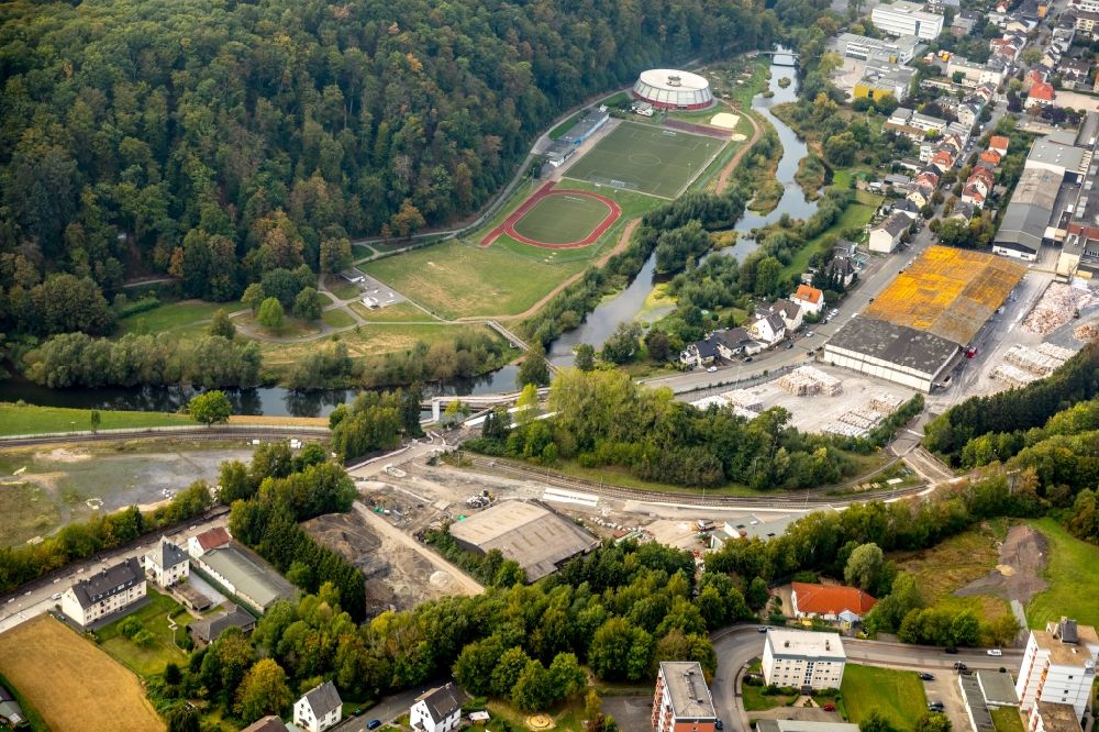 Arnsberg von oben - Uferbereiche am Flußverlauf der Ruhr mit der Sportanlage des SV Arnsberg 09 e.V. in Arnsberg im Bundesland Nordrhein-Westfalen, Deutschland