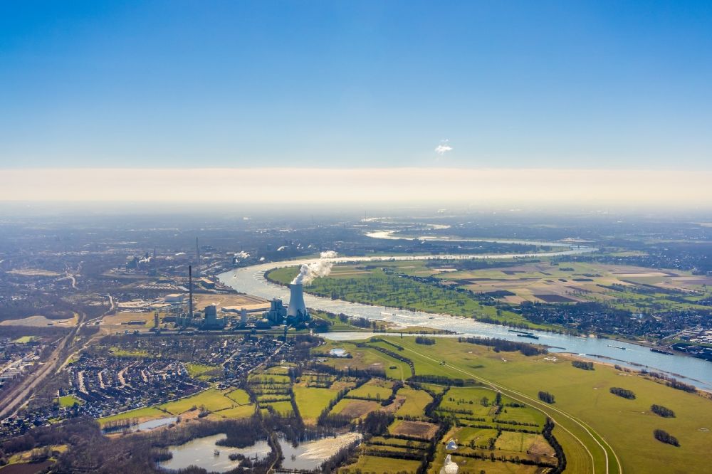 Walsum aus der Vogelperspektive: Uferbereiche am Flußverlauf der Ruhr in Walsum im Bundesland Nordrhein-Westfalen, Deutschland