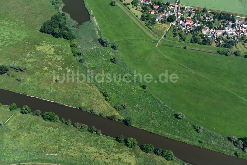 Nienburg (Saale) aus der Vogelperspektive: Uferbereiche am Flußverlauf der Saale in Nienburg (Saale) im Bundesland Sachsen-Anhalt