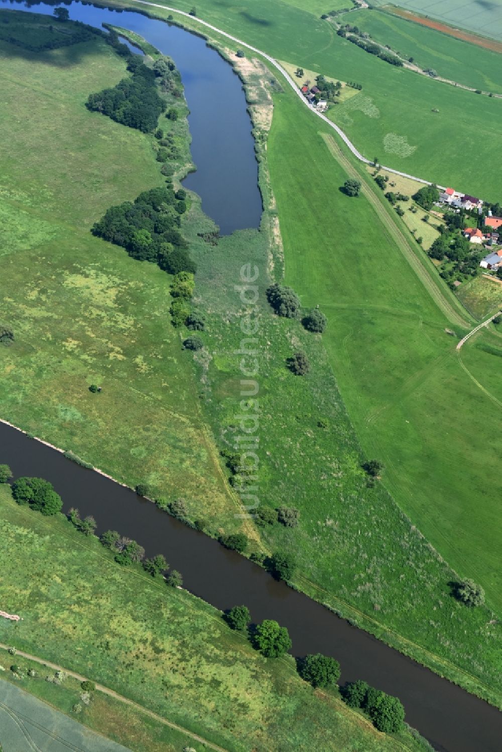 Luftbild Nienburg (Saale) - Uferbereiche am Flußverlauf der Saale in Nienburg (Saale) im Bundesland Sachsen-Anhalt