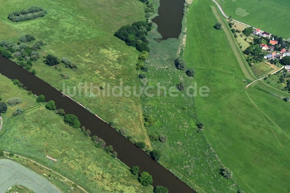Luftaufnahme Nienburg (Saale) - Uferbereiche am Flußverlauf der Saale in Nienburg (Saale) im Bundesland Sachsen-Anhalt