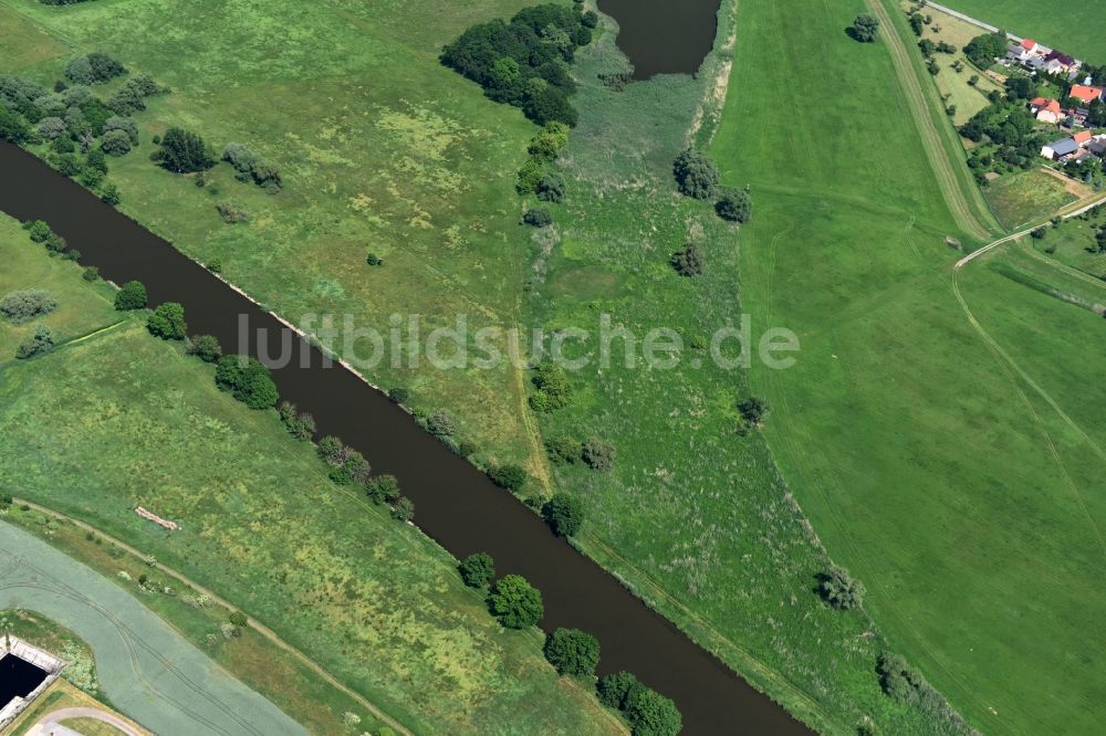 Nienburg (Saale) von oben - Uferbereiche am Flußverlauf der Saale in Nienburg (Saale) im Bundesland Sachsen-Anhalt